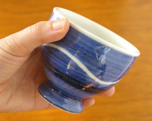 砥部焼・向井窯　青いフリーカップを手に持って