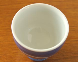 砥部焼・向井窯　青いフリーカップを上から見て