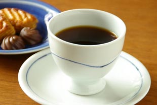 砥部焼・向井窯　白いフリーカップにコーヒーを