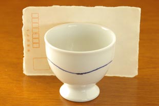 砥部焼・向井窯　白いフリーカップをはがきと比較して