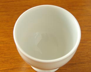 砥部焼・向井窯　白いフリーカップを上から見て