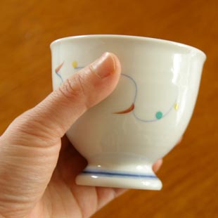 砥部焼・向井窯　遊文フリーカップを手に持って