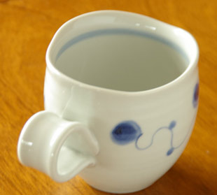 砥部焼・向井窯　青玉のくねくねマグの持ち手側