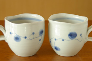 砥部焼・向井窯　青玉のくねくねマグの絵柄