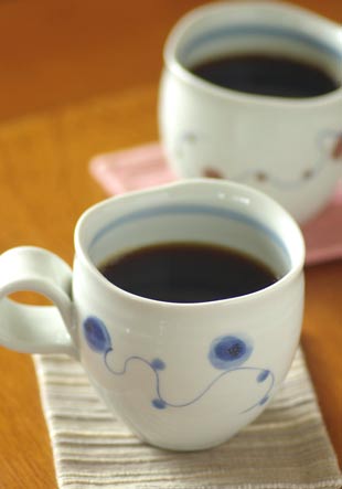 砥部焼・向井窯　青玉のくねくねマグにコーヒーを