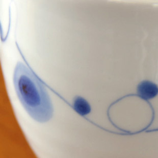 砥部焼・向井窯　青玉のくねくねマグの絵付け