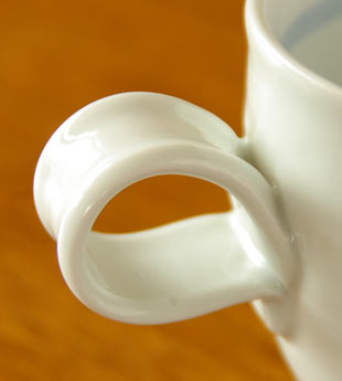 砥部焼・向井窯　青玉のくねくねマグの持ち手部分