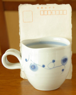 砥部焼・向井窯　青玉のくねくねマグをはがきと比べて