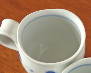 砥部焼・向井窯　青玉のくねくねマグを上から見て