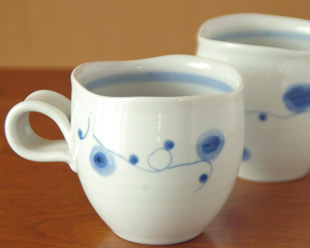 砥部焼・向井窯　青玉のくねくねマグを横から見て