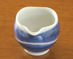 砥部焼・向井窯　青いミルク入れの注ぎ口