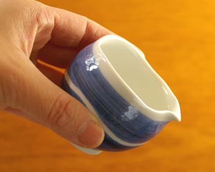 砥部焼・向井窯　青いミルク入れを手に持って