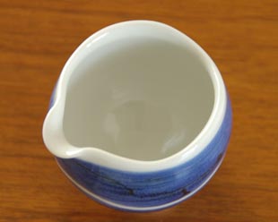 砥部焼・向井窯　青いミルク入れを上から見て