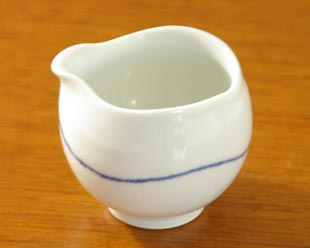 砥部焼　白いミルク入れ