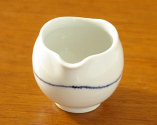 砥部焼・向井窯　白いミルク入れの注ぎ口