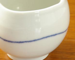 砥部焼・向井窯　白いミルク入れの絵付け