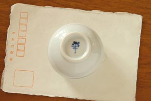 砥部焼・向井窯　白いミルク入れをはがきと比較して