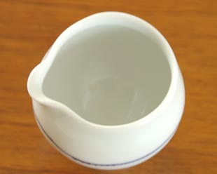 砥部焼・向井窯　白いミルク入れを上から見て