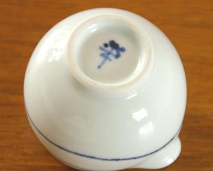 砥部焼・向井窯　白いミルク入れの底面