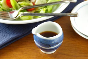 砥部焼・向井窯　青いミルク入れにソースを