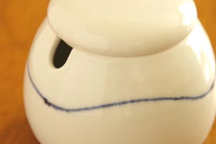 砥部焼・向井窯　白いシュガーポットの絵付け
