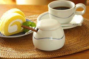 砥部焼・向井窯　白いシュガーポットをティータイムに