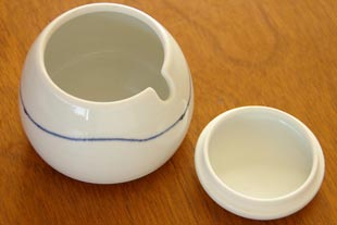 砥部焼・向井窯　白いシュガーポットの中