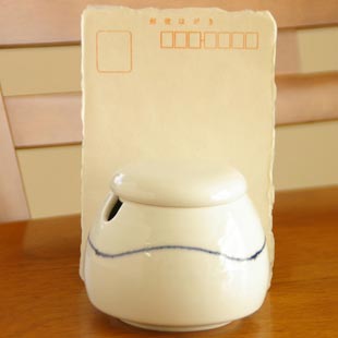 砥部焼・向井窯　白いシュガーポットをはがきと比較して