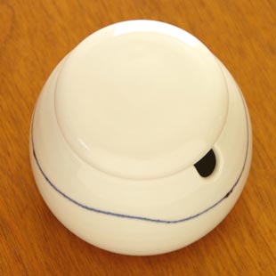 砥部焼・向井窯　白いシュガーポットを上から見て