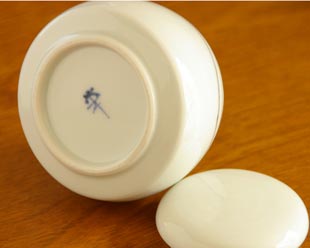 砥部焼・向井窯　白いシュガーポットの底面