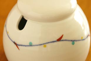 砥部焼・向井窯　遊文シュガーポットの絵付け