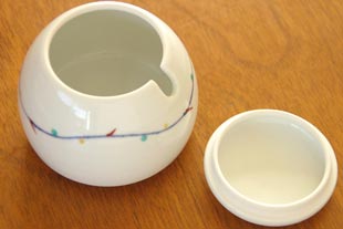 砥部焼・向井窯　遊文シュガーポットの中