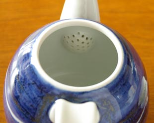 砥部焼・向井窯　青いティーポットの茶こし部分