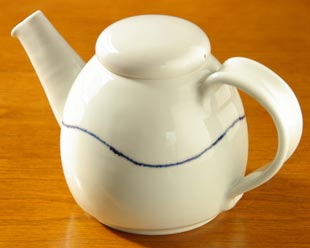 砥部焼　白いティーポット