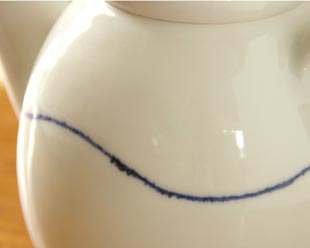 砥部焼・向井窯　白いティーポットの絵付け