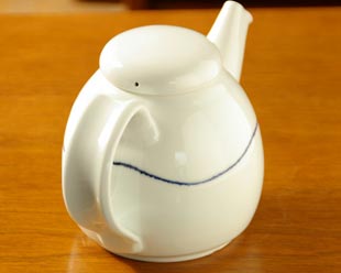 砥部焼・向井窯　白いティーポットの持ち手