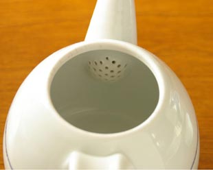 砥部焼・向井窯　白いティーポットの茶こし部分