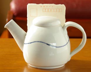 砥部焼・向井窯　白いティーポットをはがきと比較して