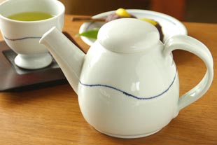 砥部焼・向井窯　白いティーポットに緑茶を