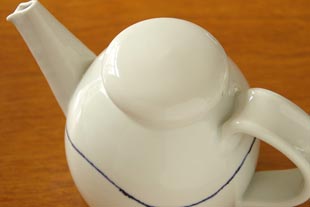 砥部焼・向井窯　白いティーポットを上から見て