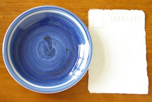 砥部焼・向井窯　青い取皿をはがきと比較して