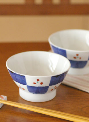 砥部焼　市松みつ紋の茶碗