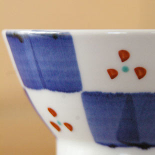 砥部焼・千山窯　市松みつ紋の茶碗の絵付け