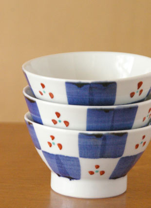 砥部焼・千山窯　市松みつ紋の茶碗を重ねて