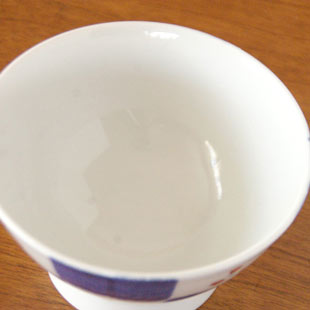 砥部焼・千山窯　市松みつ紋の茶碗を上から見て