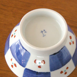 砥部焼・千山窯　市松みつ紋の茶碗の底面