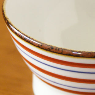 砥部焼・千山窯　赤絵こまの茶碗の縁部分