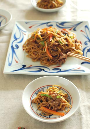 千山窯　上絵三方草の小皿(4寸)にやきそばを