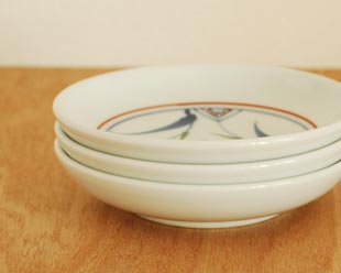 砥部焼・千山窯　上絵三方草の小皿(4寸)を重ねて