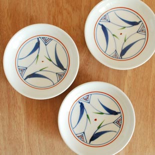 砥部焼・千山窯　上絵三方草の小皿(4寸)を並べて